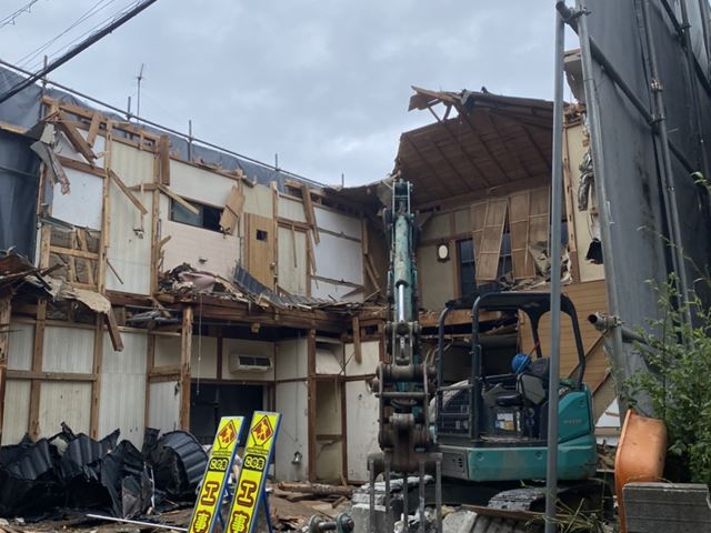 神奈川県横須賀市久里浜の木造2階建て家屋解体工事中の様子です。